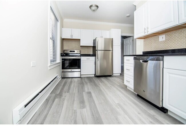 Building Photo - 648.5 W Roscoe St