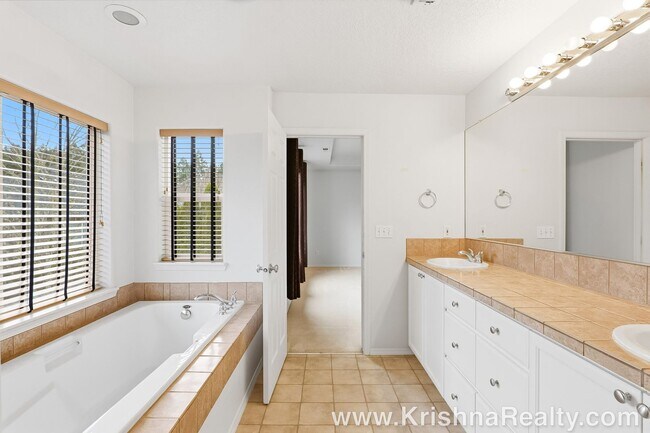 Building Photo - Beautiful 4 BD | 2.5 BA | Single-Family Home in Orenco Gardens | Charming Home in a Quiet Hillsbo...