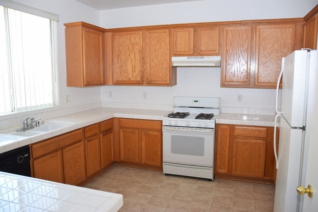 Building Photo - SPACIOUS AND ELEGANT TWO STORY HOME AT END...