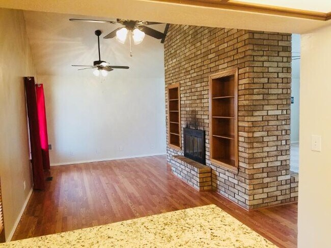 Building Photo - 312 Rosanne St