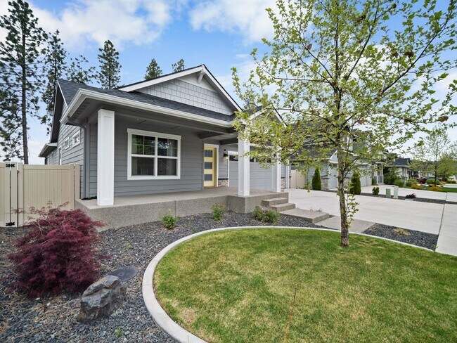 Building Photo - 4 bedroom Modern Home at Eagle Ridge Estates