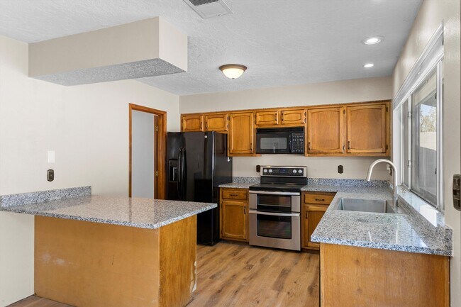 Building Photo - 5400 Dee Dr NE