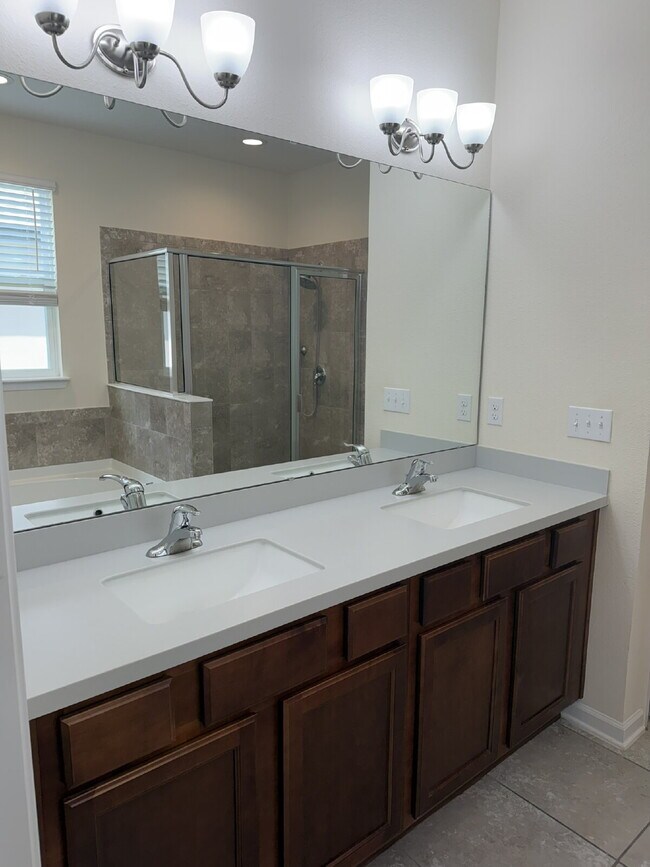 Building Photo - For Rent- Beautiful Home with 4 Bed, 2.5 Bath, PLUS a loft in Northside Jacksonville!