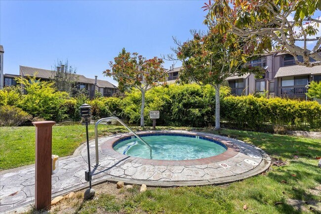 Building Photo - 2101 Shoreline Dr