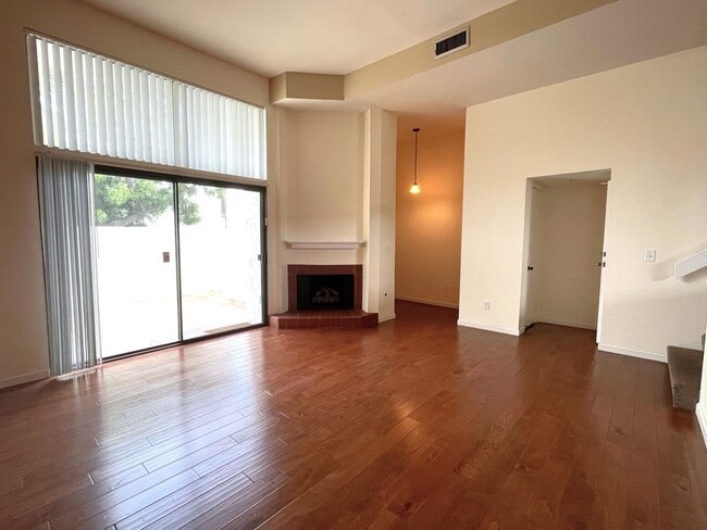 Building Photo - Great townhome in Del Cerro!