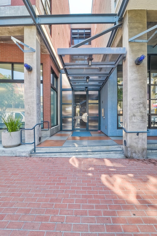 Building Photo - 777 6th Ave