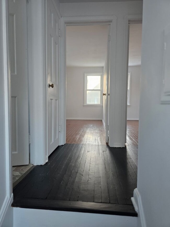 Building Photo - 3 Bedroom Updated Single Family Home