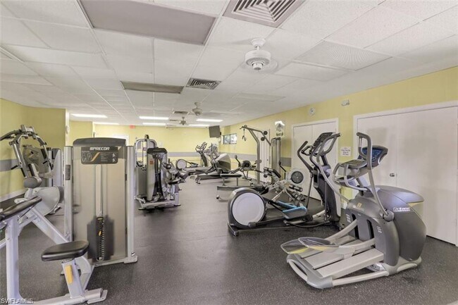 Building Photo - SHORT TERM RENTAL (9.10 - 12.31) - Fountain Lakes Condo