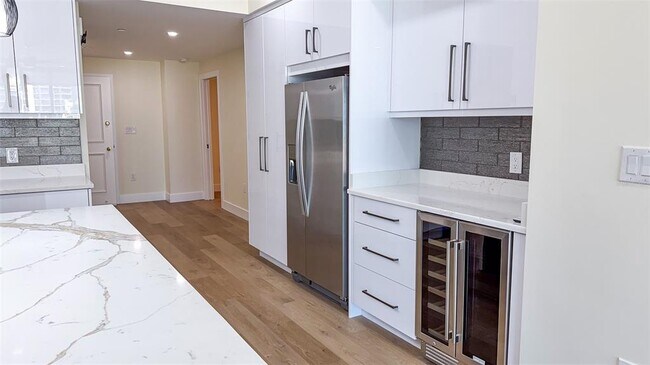 Building Photo - 1 Beach Dr SE