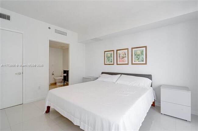 Building Photo - 475 Brickell Ave
