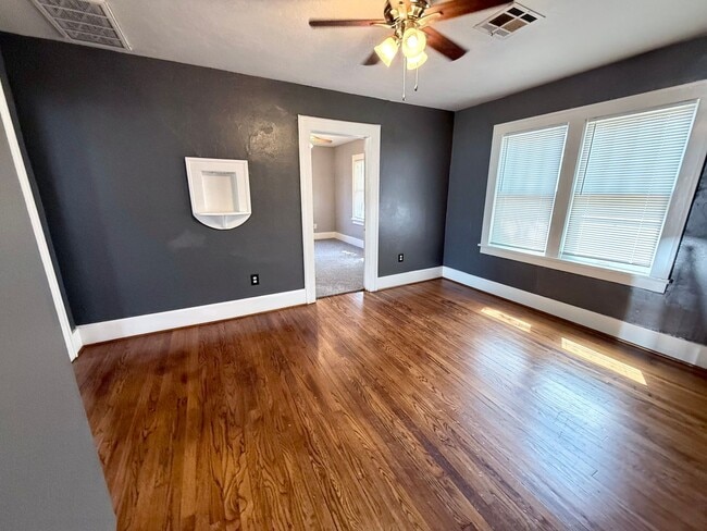 Building Photo - Updated 2BD 1BA Craftsman Home in Central ...