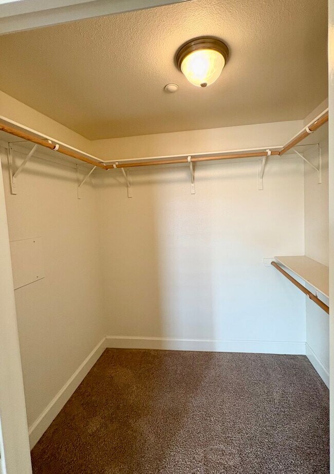 Building Photo - Nice Condo w/Garage in Roseville