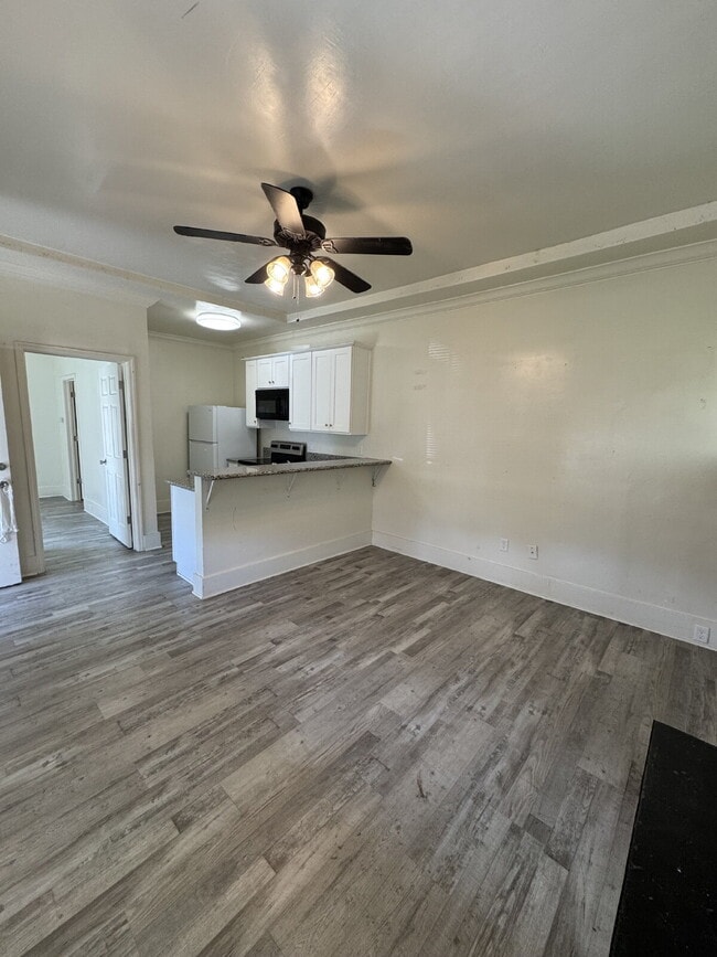 Building Photo - MOVE IN SPECIAL!!  Welcome to this charming 1-bedroom, 1-bathroom home located in a convenient Me...