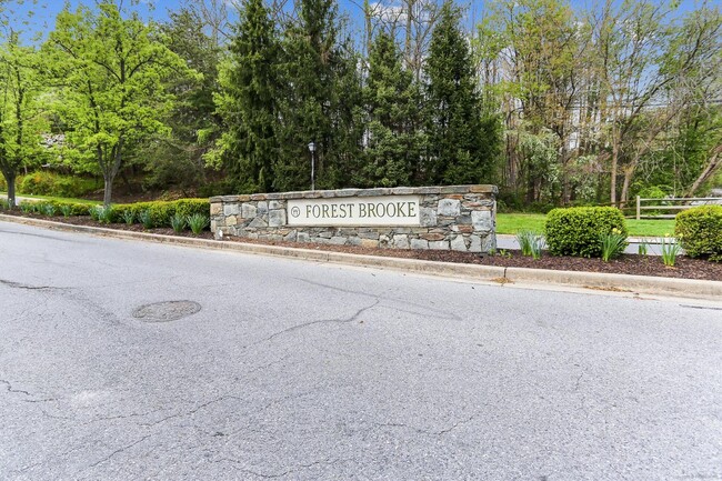 Building Photo - Spacious 3 Level Townhome in Montgomery Vi...