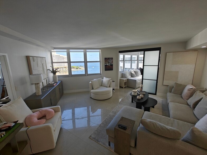 Building Photo - 825 Brickell Bay Dr