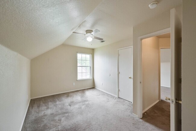 Building Photo - 404 Kings Way Dr