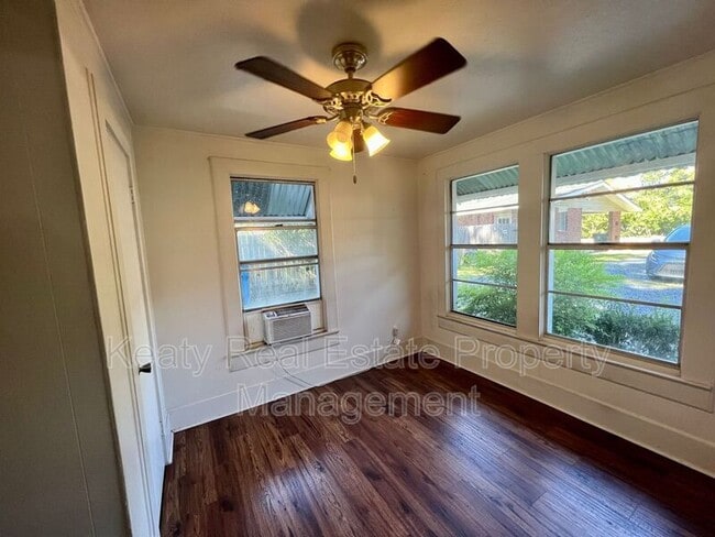 Building Photo - 503 Southdown Pl