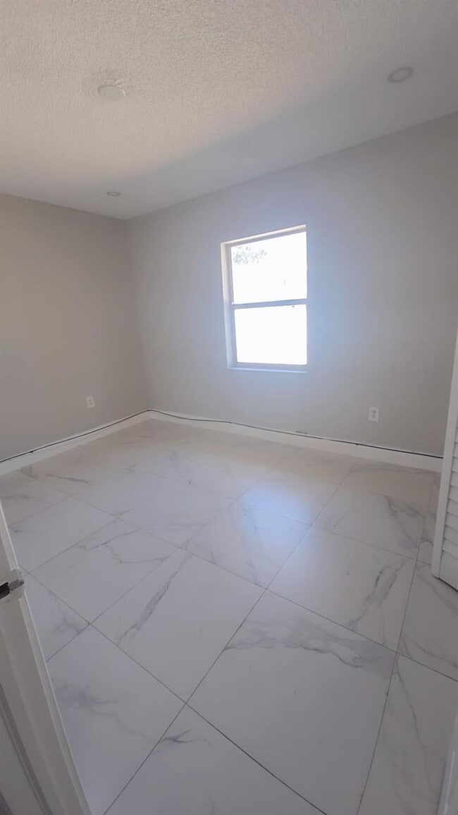 Building Photo - 616 NW 5th Ave