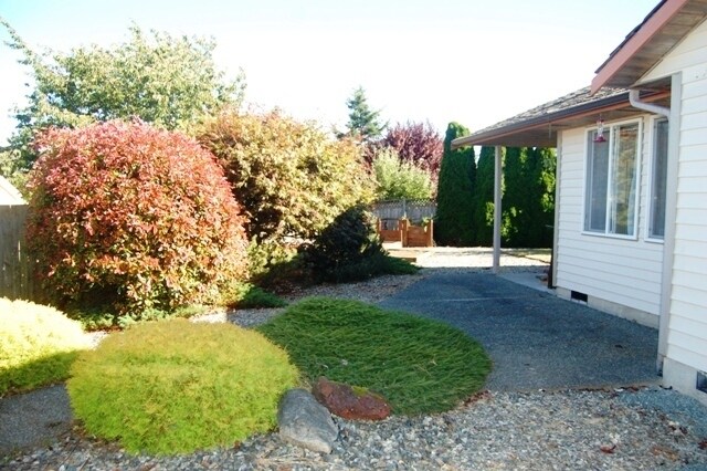 Building Photo - Charming & Updated 3-Bedroom Home