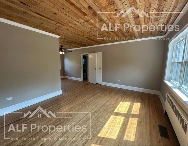 Building Photo - Renovated 2 Bedroom, 1 Bath First-Floor Apartment Available