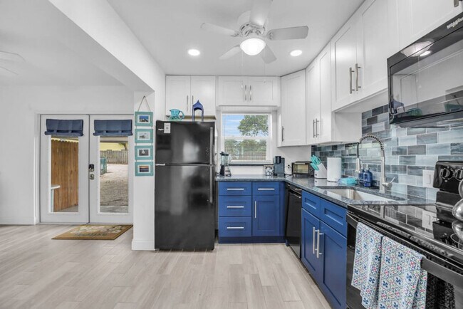 Building Photo - 2364 Pineapple Ave