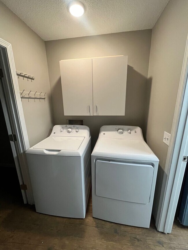 Building Photo - 198 Wendwood Dr