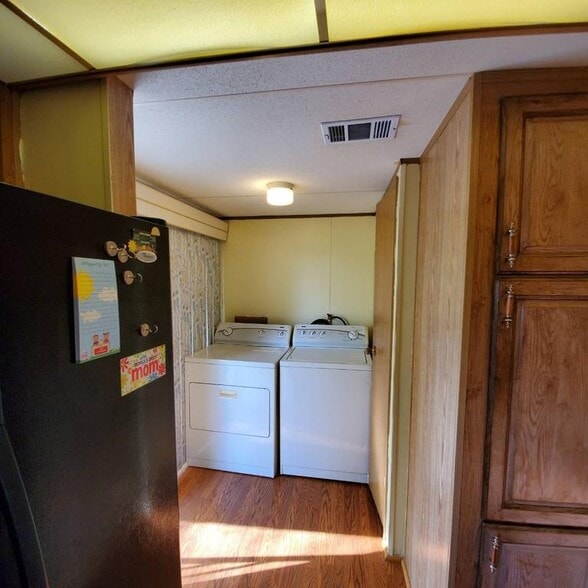 WASHER & DRYER OFF KITCHEN - 15017 Johansson Ave