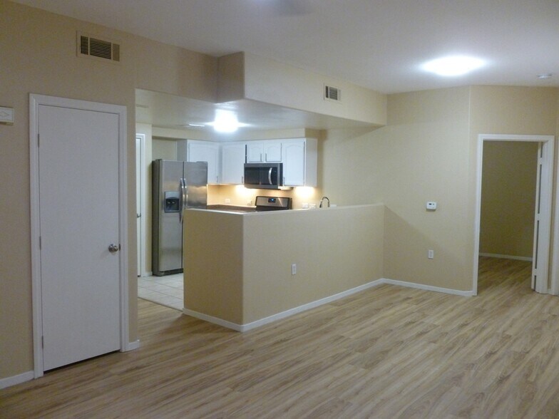 Building Photo - 3400 Cabana Dr