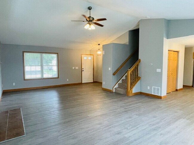 Building Photo - 8575 Fernbrook Dr