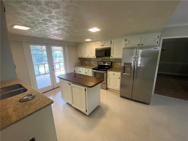 Building Photo - 2800 Davis Rd