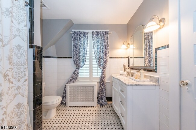 Building Photo - 276 Bay Ave