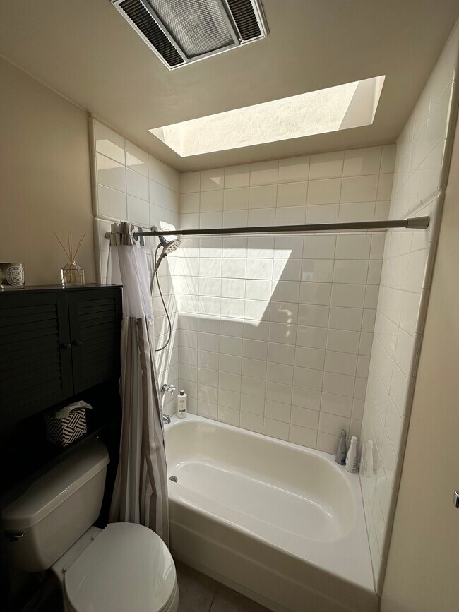 Building Photo - 3707 E Livingston Dr