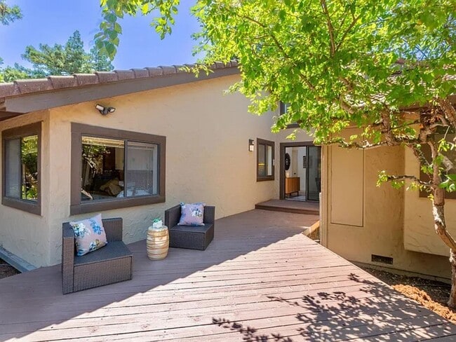 Building Photo - BRIGHT & AIRY HOME IN EXCLUSIVE ENCLAVE SPRAWLING, PRIVATE CULDESAC PROPERTY