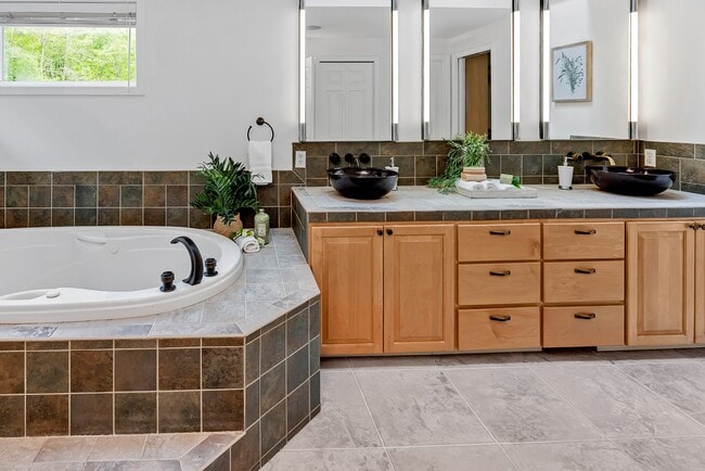 Building Photo - Luxurious 4-Bedroom Family Home Minutes Aw...
