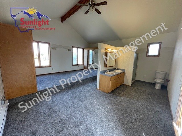 Building Photo - Horse Property - 3 bed 3 bath with ample s...