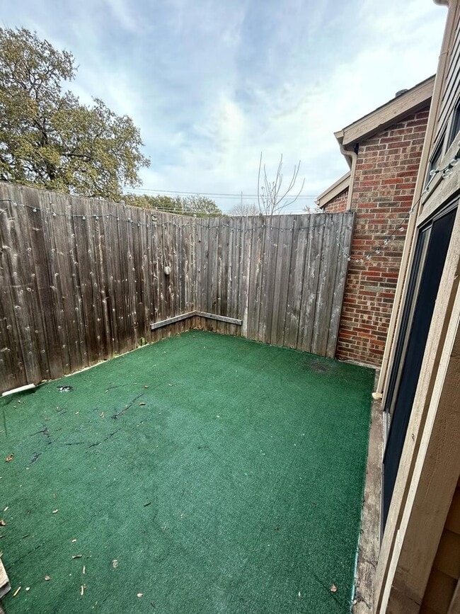 Building Photo - Ready to move in.....Fresh Paint and much more....