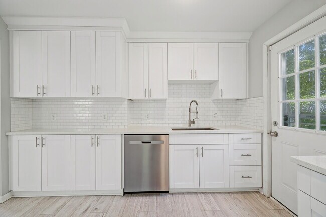 Building Photo - Modern 2 bed 1 bath home with fenced yard in Hampton