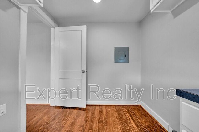 Building Photo - 546 55th St