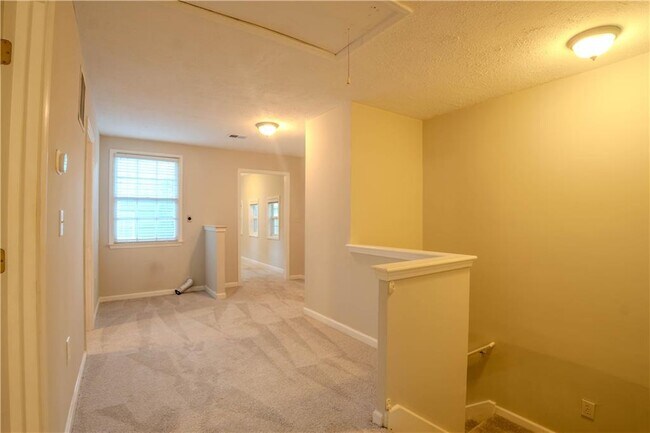 Building Photo - 1053 Vista Trail NE