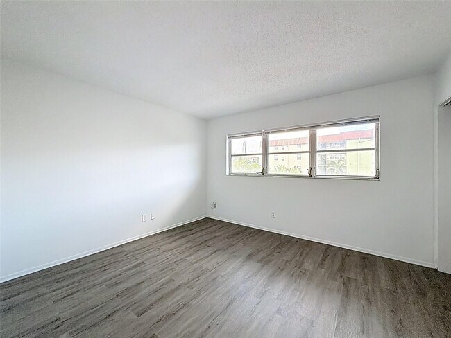 Building Photo - 5208 NE 24th Terrace