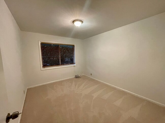 Building Photo - Classic 3 Bedroom 1.5 Bathroom Ranch House in Beaverton!! Great Yard! Cedar Hills~Cedar Mill Nort...