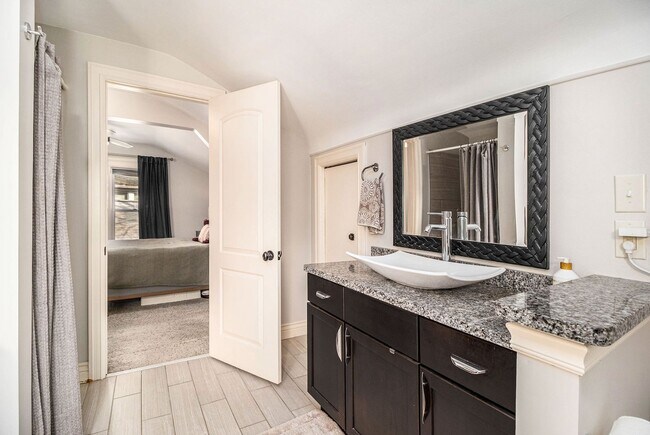 Building Photo - 3 BED 2 BATH BUNGALOW STYLE HOME IN FERNDALE ------ W. CHESTERFIELD