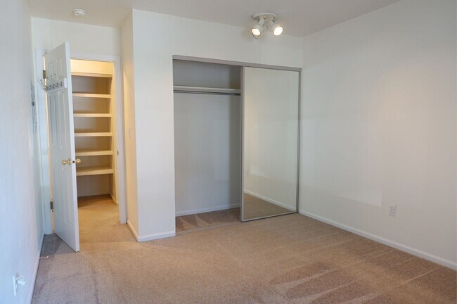 Building Photo - Adorable 1st floor 2 bedroom 1 bath condo ...