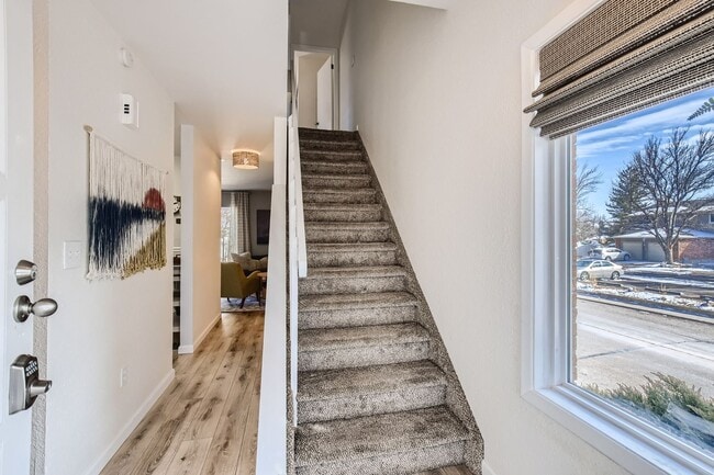 Building Photo - Corner Unit 2 BDR / 2.5 BA Townhome