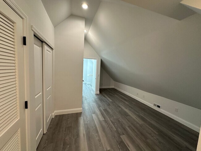 Building Photo - King Ave 225-229 NCR