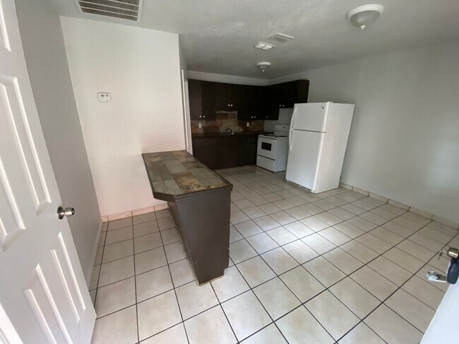 Building Photo - 910 Athol St