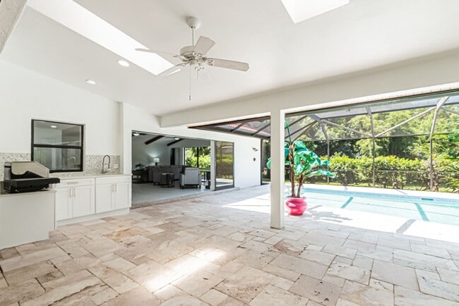 Building Photo - Newly Renovated 3 Bedroom Pool Home in Des...