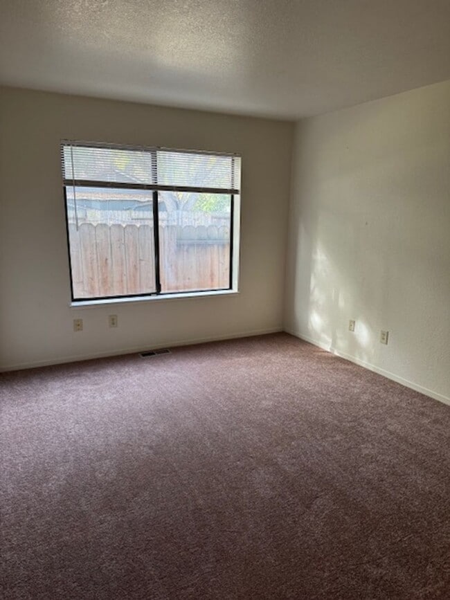 Building Photo - 2 Bedroom Home