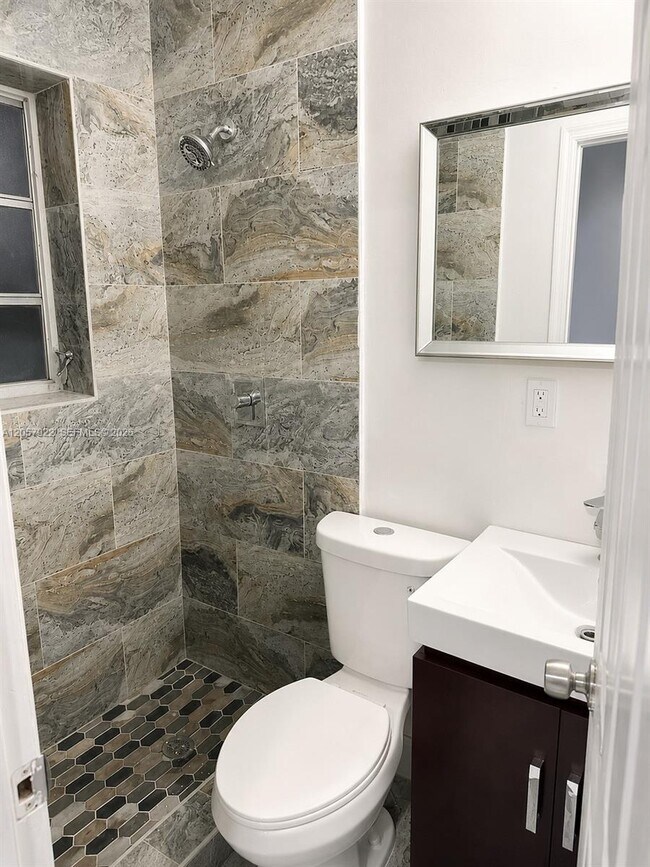 Building Photo - 552 NE 161st St
