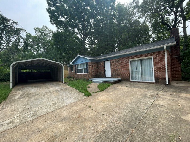 Building Photo - 1306 Northwoods Dr
